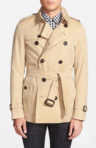 Trenchcoat kombinieren – 313 Elegante Herren Outfits: Entscheiden Sie sich für einen Trenchcoat und eine dunkelgraue Anzughose für einen stilvollen, eleganten Look.