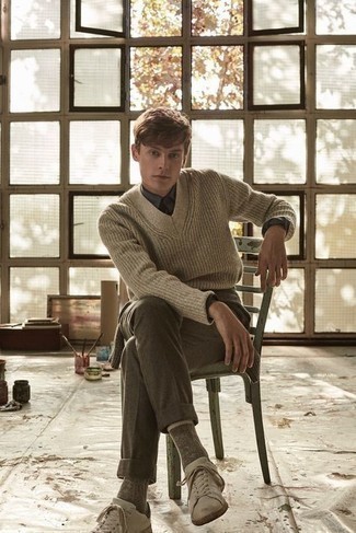 Hellbeige Pullover mit einem V-Ausschnitt kombinieren – 64 Herbst Herren Outfits