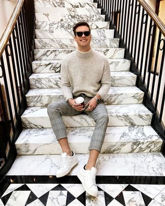 Wie hellbeige Wollrollkragenpullover mit grauer Anzughose mit Schottenmuster zu kombinieren – 1 Herren Outfits