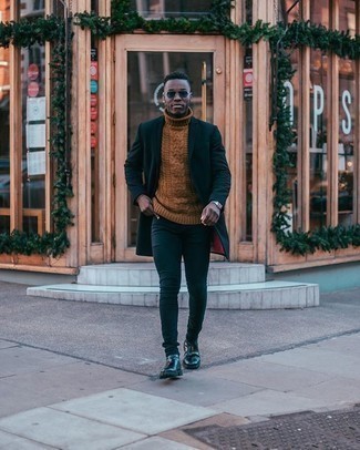Wie hellbeige Wollrollkragenpullover mit dunkelblauer Jeans zu kombinieren – 27 Herren Outfits