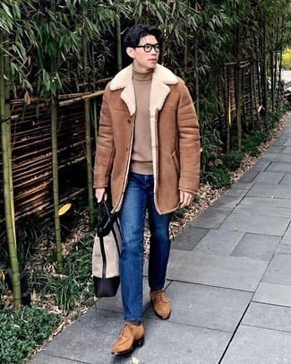 Wie hellbeige Wollrollkragenpullover mit dunkelblauer Jeans zu kombinieren – 27 Herren Outfits