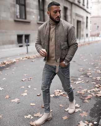 Wie hellbeige Wollrollkragenpullover mit dunkelblauer Jeans zu kombinieren – 27 Herren Outfits