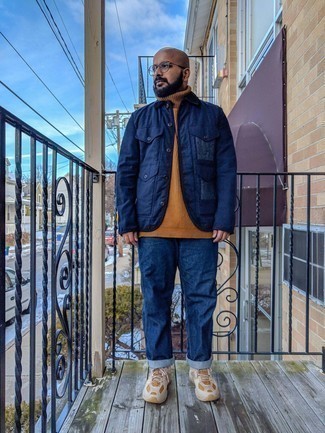 Wie hellbeige Wollrollkragenpullover mit dunkelblauer Jeans zu kombinieren – 27 Herren Outfits