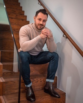 Wie hellbeige Wollrollkragenpullover mit dunkelblauer Jeans zu kombinieren – 27 Herren Outfits