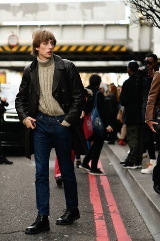 Wie hellbeige Wollrollkragenpullover mit dunkelblauer Jeans zu kombinieren – 27 Herren Outfits
