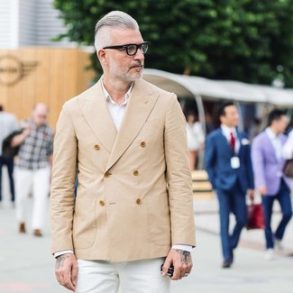 50 Jährige: Beige Sakko kombinieren – 67 Smart-Casual Herren Outfits: Kombinieren Sie ein beige Sakko mit einer weißen Chinohose für einen für die Arbeit geeigneten Look.