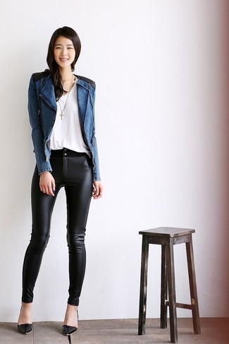 Blaue Jeans Bikerjacke kombinieren – 5 Damen Outfits: Diese Paarung aus einer blauen Jeans Bikerjacke und einer schwarzen enger Hose aus Leder erlaubt es Ihnen, Ihren Alltags-Look klar und schlicht zu halten. Ergänzen Sie Ihr Look mit schwarzen Leder Pumps.
