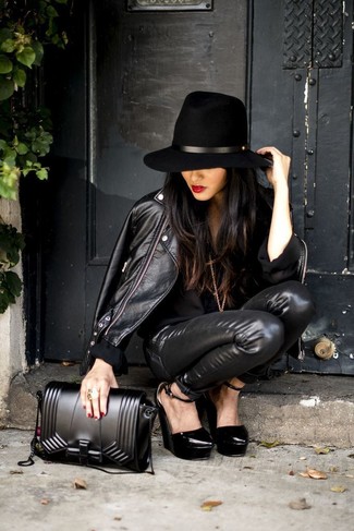 Enge Jeans aus Leder kombinieren – 160 Damen Outfits: Eine schwarze Leder Bikerjacke und enge Jeans aus Leder sind ideal geeignet, um ein lockeres Outfit zu erzielen. Schwarze Keilpumps aus Leder fügen sich nahtlos in einer Vielzahl von Outfits ein.