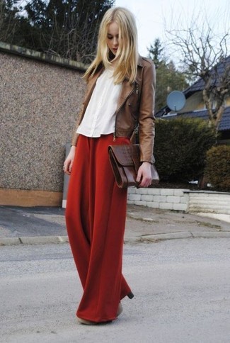 Braune Lederjacke kombinieren – 95 Damen Outfits: Probieren Sie diese Kombination aus einer braunen Lederjacke und einer roten weiter Hose für eine entspannte Silhouette.