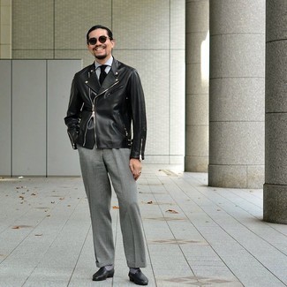 Graue Anzughose kombinieren – 1200+ Herren Outfits: Entscheiden Sie sich für eine schwarze Leder Bikerjacke und eine graue Anzughose für Ihren Bürojob. Wählen Sie schwarzen Leder Slipper, um Ihr Modebewusstsein zu zeigen.