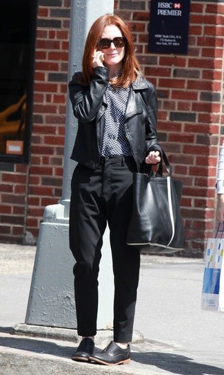 Julianne Moore trägt schwarze Leder Bikerjacke, dunkelblaues und weißes gepunktetes Businesshemd, schwarze Anzughose, schwarze Leder Oxford Schuhe