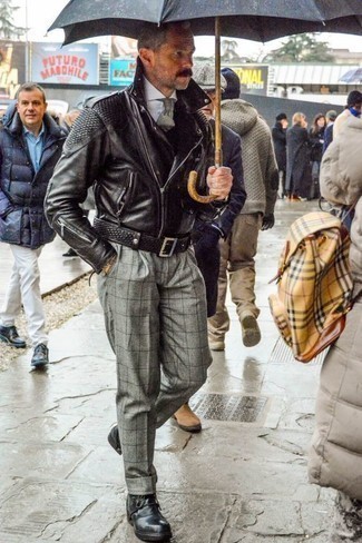 Wie Anzughose mit Bikerjacke zu kombinieren – 63 Smart-Casual Herren Outfits kühl Wetter: Kombinieren Sie eine Bikerjacke mit einer Anzughose für einen für die Arbeit geeigneten Look. Warum kombinieren Sie Ihr Outfit für einen legereren Auftritt nicht mal mit einer schwarzen Lederfreizeitstiefeln?