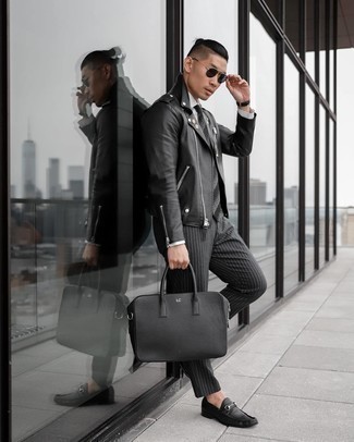 Schwarze vertikal gestreifte Anzughose kombinieren – 50 Herren Outfits: Tragen Sie eine schwarze Leder Bikerjacke und eine schwarze vertikal gestreifte Anzughose, um einen modischen Freizeitlook zu kreieren. Entscheiden Sie sich für schwarzen Leder Slipper, um Ihr Modebewusstsein zu zeigen.