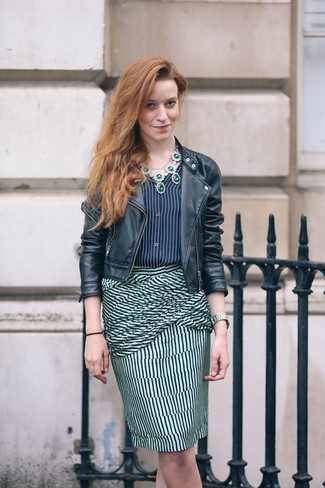 Grünen Rock kombinieren – 66 Damen Outfits: Diese Kombi aus einer schwarzen Leder Bikerjacke und einem grünen Rock schafft die ideale Balance zwischen schlichtem Trend-Look und zeitgenössische Charme.