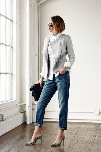 Schwarze und weiße Pumps kombinieren – 500+ Damen Outfits: Beherrschen Sie den mühelosen entspannten City-Look mit einer grauen Wollbikerjacke und blauen Boyfriend Jeans. Schwarze und weiße Pumps sind eine ideale Wahl, um dieses Outfit zu vervollständigen.