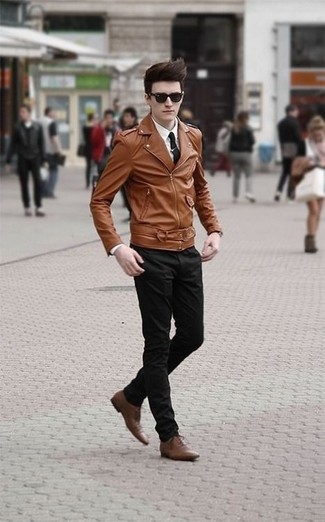 Dunkelbraune Leder Bikerjacke kombinieren – 40 Smart-Casual Herren Outfits kühl Wetter: Kombinieren Sie eine dunkelbraune Leder Bikerjacke mit einer schwarzen Chinohose, um einen lockeren, aber dennoch stylischen Look zu erhalten. Fühlen Sie sich mutig? Wählen Sie braunen Leder Oxford Schuhe.