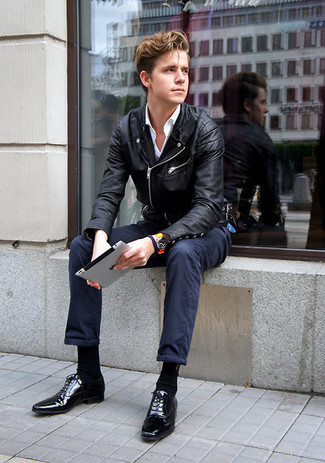 20 Jährige: Oxford Schuhe kombinieren – 78 Smart-Casual Herren Outfits: Kombinieren Sie eine schwarze Leder Bikerjacke mit einer dunkelblauen Chinohose für ein Alltagsoutfit, das Charakter und Persönlichkeit ausstrahlt. Vervollständigen Sie Ihr Outfit mit Oxford Schuhen, um Ihr Modebewusstsein zu zeigen.