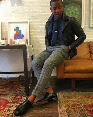 Wie Bikerjacke mit Chinohose zu kombinieren – 152 Smart-Casual Herren Outfits: Kombinieren Sie eine Bikerjacke mit einer Chinohose für ein Alltagsoutfit, das Charakter und Persönlichkeit ausstrahlt. Machen Sie Ihr Outfit mit schwarzen Leder Oxford Schuhen eleganter.