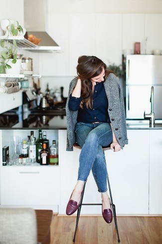 Wie dunkelblaues Businesshemd mit dunkelroter Leder Slipper zu kombinieren – 1 Smart-Casual Damen Outfits: Wenn Sie einen entspannten Look zaubern müssen, macht diese Kombi aus einem dunkelblauen Businesshemd und blauen engen Jeans Sinn. Komplettieren Sie Ihr Outfit mit dunkelroten Leder Slippern.