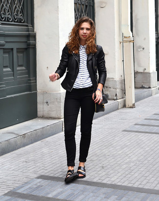 schwarze gesteppte Leder Bikerjacke, weißes und schwarzes horizontal gestreiftes Businesshemd, schwarze enge Jeans, schwarze flache Sandalen aus Leder für Damen