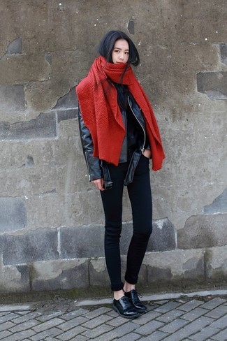 Roten Schal kombinieren – 176 Damen Outfits: Die Paarung aus einer schwarzen Leder Bikerjacke und einem roten Schal schafft die ideale Balance zwischen legerem Trend-Look und zeitgenössische Aussehen. Ergänzen Sie Ihr Outfit mit schwarzen Leder Oxford Schuhen, um Ihr Modebewusstsein zu zeigen.