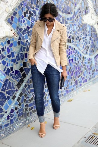 Hellbeige Lederjacke kombinieren – 45 Damen Outfits: Tragen Sie eine hellbeige Lederjacke zu dunkelblauen engen Jeans, um einen aufregenden, lockeren Look zu erzielen. Dieses Outfit passt hervorragend zusammen mit hellbeige Leder Sandaletten.