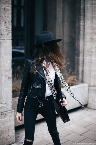 Weißen und schwarzen bedruckten Schal kombinieren – 20 Damen Outfits: Probieren Sie die Kombination aus einer schwarzen Leder Bikerjacke und einem weißen und schwarzen bedruckten Schal, um ein müheloses Alltags-Outfit zu erzielen.