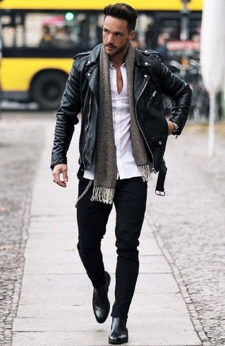 Dunkelgrauen Schal kombinieren – 500+ Herren Outfits: Eine schwarze Leder Bikerjacke und ein dunkelgrauer Schal sind das Outfit Ihrer Wahl für faule Tage. Fügen Sie schwarzen Chelsea Boots aus Leder für ein unmittelbares Style-Upgrade zu Ihrem Look hinzu.