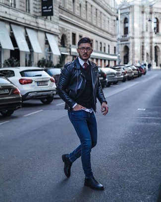 Dunkelblaue enge Jeans kombinieren – 391 Smart-Casual Herren Outfits: Eine schwarze Leder Bikerjacke und dunkelblaue enge Jeans sind eine perfekte Wochenend-Kombination. Wählen Sie schwarzen Chelsea Boots aus Leder, um Ihr Modebewusstsein zu zeigen.