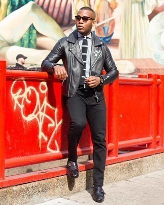 Schwarze verzierte Bikerjacke kombinieren – 12 Herren Outfits: Vereinigen Sie eine schwarze verzierte Bikerjacke mit schwarzen Jeans für einen bequemen Alltags-Look. Schwarze Monks aus Leder putzen umgehend selbst den bequemsten Look heraus.
