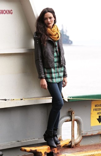 Senf Schal kombinieren – 59 Damen Outfits: Eine dunkelbraune Bikerjacke und ein senf Schal sind unentbehrlich für jede Wochenend-Garderobe. Schwarze Leder Stiefeletten sind eine kluge Wahl, um dieses Outfit zu vervollständigen.
