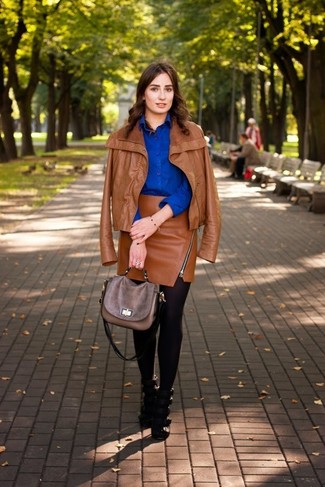 Braune Lederjacke kombinieren – 95 Damen Outfits: Diese Kombi aus einer braunen Lederjacke und einem rotbraunen Leder Minirock ist eine großartige Option für einen legeren Look. Schwarze Leder Sandaletten sind eine perfekte Wahl, um dieses Outfit zu vervollständigen.
