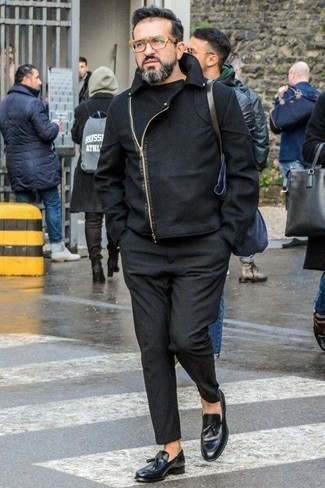 Wie Slipper mit Chinohose zu kombinieren – 326 Herren Outfits kühl Wetter: Entscheiden Sie sich für eine schwarze Bikerjacke und eine Chinohose für einen bequemen Alltags-Look. Wählen Sie Slipper, um Ihr Modebewusstsein zu zeigen.