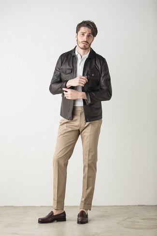 Wie Anzughose mit Bikerjacke zu kombinieren – 63 Smart-Casual Herren Outfits kühl Wetter: Vereinigen Sie eine Bikerjacke mit einer Anzughose, wenn Sie einen gepflegten und stylischen Look wollen. Putzen Sie Ihr Outfit mit dunkelbraunen Leder Slippern.