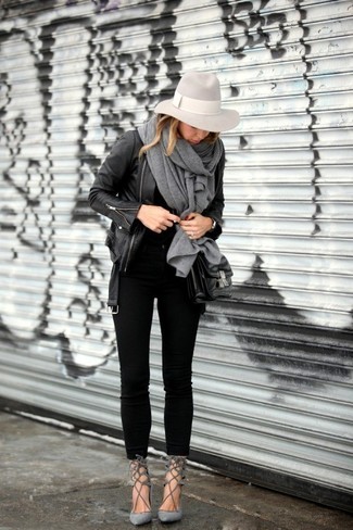Welche Bikerjacken mit grauer Sandaletten zu tragen – 4 Damen Outfits warm Wetter: Eine Bikerjacke und schwarze enge Jeans erzeugen ein entspanntes Outfit, das aber immer modisch bleibt. Graue Sandaletten sind eine perfekte Wahl, um dieses Outfit zu vervollständigen.