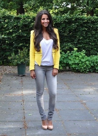 Gelbe Oberbekleidung kombinieren – 163 Damen Outfits: Eine gelbe Oberbekleidung und graue enge Jeans sind lässige Basics, die Sie über mehrere Saisonen hindurch begleiten werden. Hellbeige Leder Pumps sind eine ideale Wahl, um dieses Outfit zu vervollständigen.