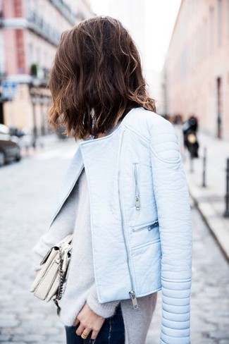 Transparente Clutch kombinieren – 272 Damen Outfits: Um einen stilsicheren Freizeit-Look zu erzeugen, sind eine hellblaue Leder Bikerjacke und eine transparente Clutch ganz wunderbar geeignet.
