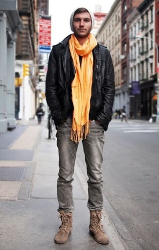 Orange Schal kombinieren – 77 Herren Outfits: Für ein bequemes Couch-Outfit, tragen Sie eine schwarze Leder Bikerjacke und einen orange Schal. Fühlen Sie sich mutig? Ergänzen Sie Ihr Outfit mit einer braunen Wildlederfreizeitstiefeln.