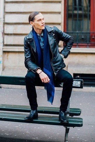 Dunkelblauen Schal kombinieren – 500+ Herren Outfits: Eine schwarze Leder Bikerjacke und ein dunkelblauer Schal sind eine gute Outfit-Formel für Ihre Sammlung. Ergänzen Sie Ihr Outfit mit schwarzen Chelsea Boots aus Leder, um Ihr Modebewusstsein zu zeigen.