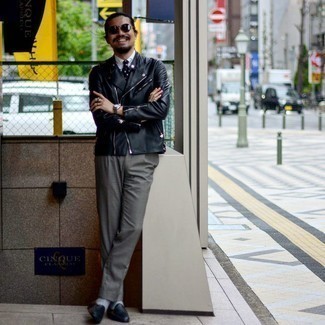 Graue Anzughose kombinieren – 1200+ Herren Outfits: Kombinieren Sie eine schwarze Leder Bikerjacke mit einer grauen Anzughose für Ihren Bürojob. Fühlen Sie sich ideenreich? Komplettieren Sie Ihr Outfit mit dunkelblauen Leder Slippern.