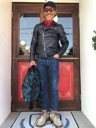 Graue Chukka-Stiefel aus Wildleder kombinieren – 115 Herren Outfits: Tragen Sie eine schwarze Leder Bikerjacke und blauen Jeans für einen bequemen Alltags-Look. Fühlen Sie sich mutig? Wählen Sie grauen Chukka-Stiefel aus Wildleder.