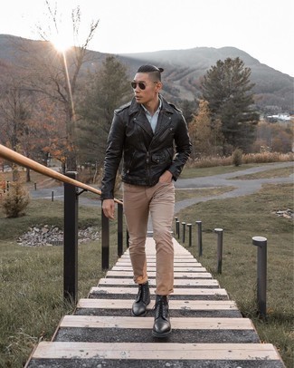 Schwarze Lederfreizeitstiefel kombinieren – 500+ Herren Outfits: Tragen Sie eine schwarze Leder Bikerjacke und beige Jeans für ein Alltagsoutfit, das Charakter und Persönlichkeit ausstrahlt. Ergänzen Sie Ihr Outfit mit einer schwarzen Lederfreizeitstiefeln, um Ihr Modebewusstsein zu zeigen.
