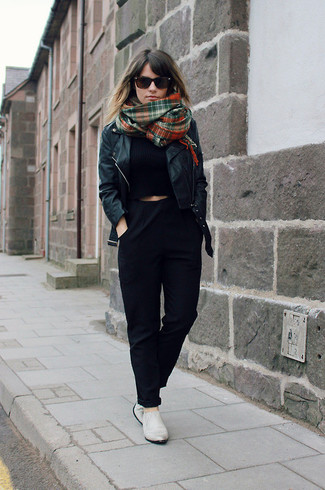 Graue Leder Slipper kombinieren – 30 Damen Outfits: Paaren Sie eine schwarze Leder Bikerjacke mit einer schwarzen Chinohose, um einen schönen Casual-Look zu zaubern. Vervollständigen Sie Ihr Outfit mit grauen Leder Slippern, um Ihr Modebewusstsein zu zeigen.