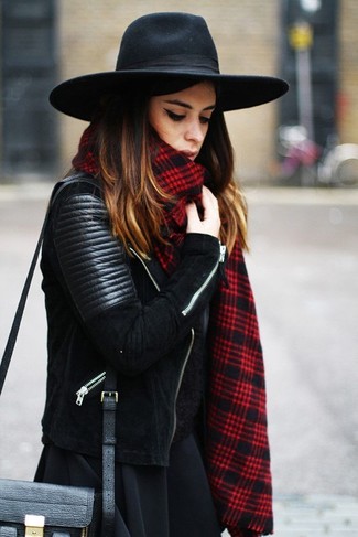 Dunkelroten Schal kombinieren – 176 Damen Outfits: Um einen harmonischen, entspannten Look zu kreieren, wahlen Sie eine schwarze Wildleder Bikerjacke und einen dunkelroten Schal.