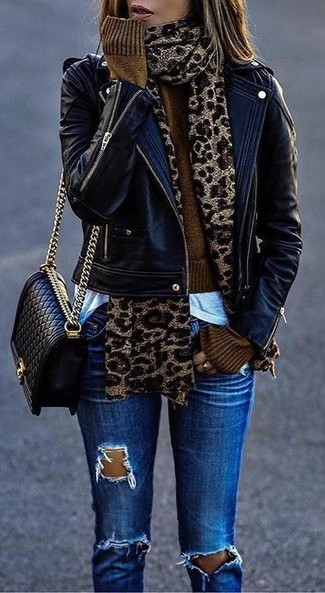 Dunkelbraunen Schal mit Leopardenmuster kombinieren – 22 Damen Outfits: Eine schwarze Leder Bikerjacke und ein dunkelbrauner Schal mit Leopardenmuster sind absolut Alltags-Basics und können mit einer Vielzahl von Kleidungsstücken kombiniert werden, um ein interessantes Freizeit-Outfit zu schaffen.
