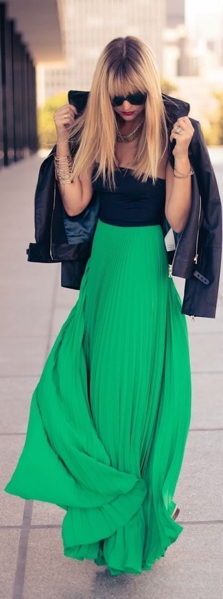 Grünen Maxirock mit Falten kombinieren – 5 Damen Outfits: Um einen zeitgenössischen Casual-Look zu erzeugen, kombinieren Sie eine schwarze Leder Bikerjacke mit einem grünen Maxirock mit Falten.