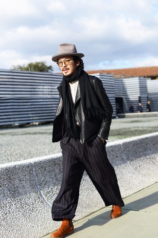 Grauen Hut kombinieren – 295 Herren Outfits: Eine schwarze Leder Bikerjacke und ein grauer Hut sind eine großartige Outfit-Formel für Ihre Sammlung. Entscheiden Sie sich für rotbraunen Chelsea Boots aus Wildleder, um Ihr Modebewusstsein zu zeigen.