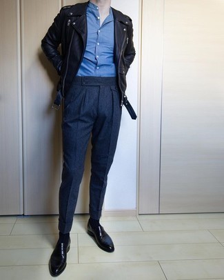 30 Jährige: Gesteppte Leder Bikerjacke kombinieren – 5 Smart-Casual Herren Outfits: Kombinieren Sie eine gesteppte Leder Bikerjacke mit einer dunkelblauen Chinohose, um mühelos alles zu meistern, was auch immer der Tag bringen mag. Fühlen Sie sich ideenreich? Ergänzen Sie Ihr Outfit mit schwarzen Leder Slippern.