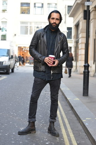 20 Jährige: Wie Bikerjacke mit Chelsea Boots zu kombinieren – 99 Herbst Herren Outfits: Tragen Sie eine Bikerjacke und schwarzen enge Jeans für einen entspannten Wochenend-Look. Fühlen Sie sich ideenreich? Wählen Sie Chelsea Boots. Dieser Look ist hervorragend für den Herbst geeignet.