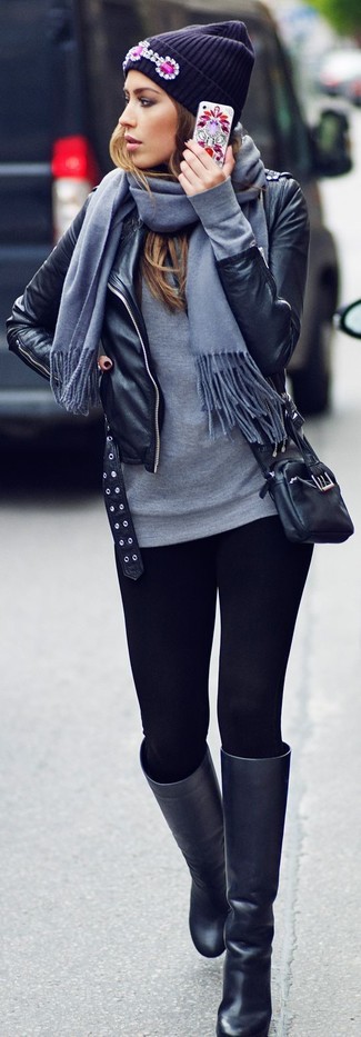 Graues Langarmshirt kombinieren – 80 Damen Outfits: Diese Kombination aus einem grauen Langarmshirt und schwarzen Leggings ist eine großartige Option für einen entspannten City-Look. Schwarze kniehohe Stiefel aus Leder bringen Eleganz zu einem ansonsten schlichten Look.